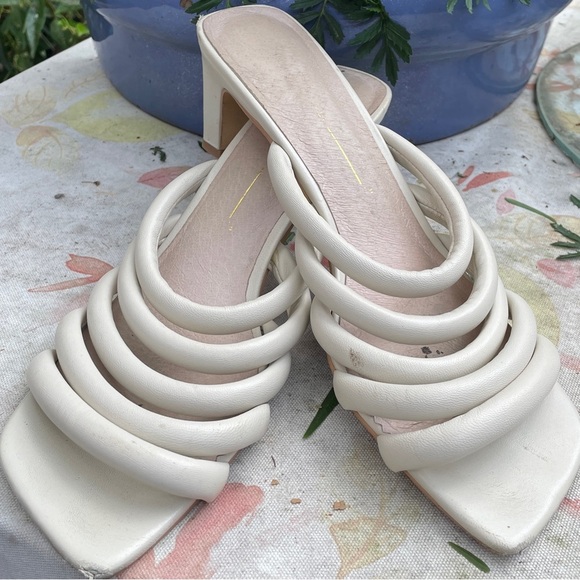 INTENTIONALLY BLANK Shoes - Intentionally Blank Willow III White Leather Sandals Size 9W